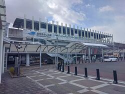 北側から見た駅外観。 反対側にはイオンモール名取と直結している。