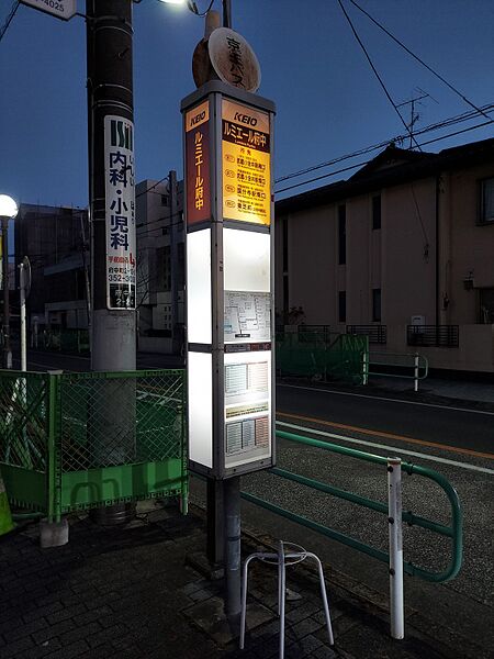 ファイル:ルミエール府中バス停留所 夜間.jpg