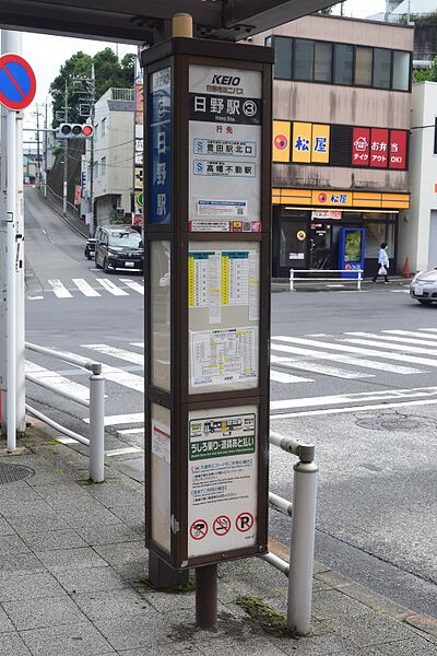 ファイル:日野駅バス停留所 (東京都) 3番のりば.jpg