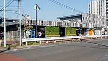 木と本棚をイメージした東所沢駅の外観