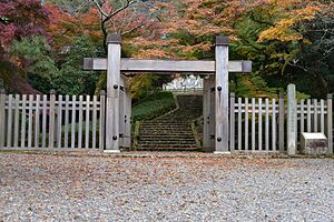 信長居所入り口の紅葉