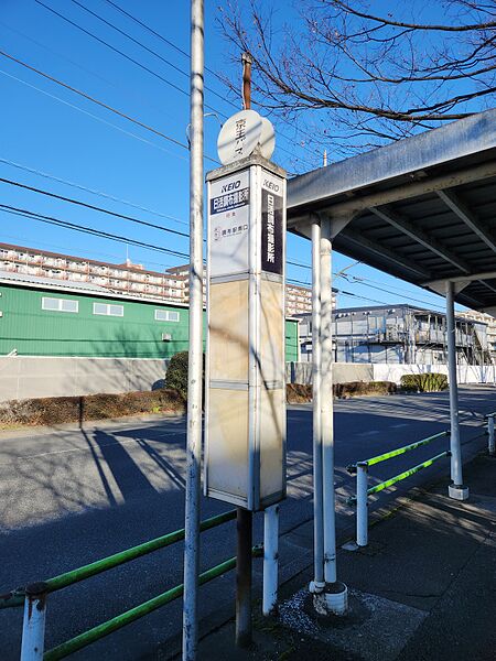 ファイル:日活調布撮影所バス停留所 2番のりば.jpg