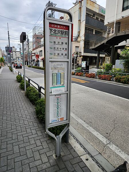 ファイル:下北沢駅前バス停留所 2番のりば.jpg