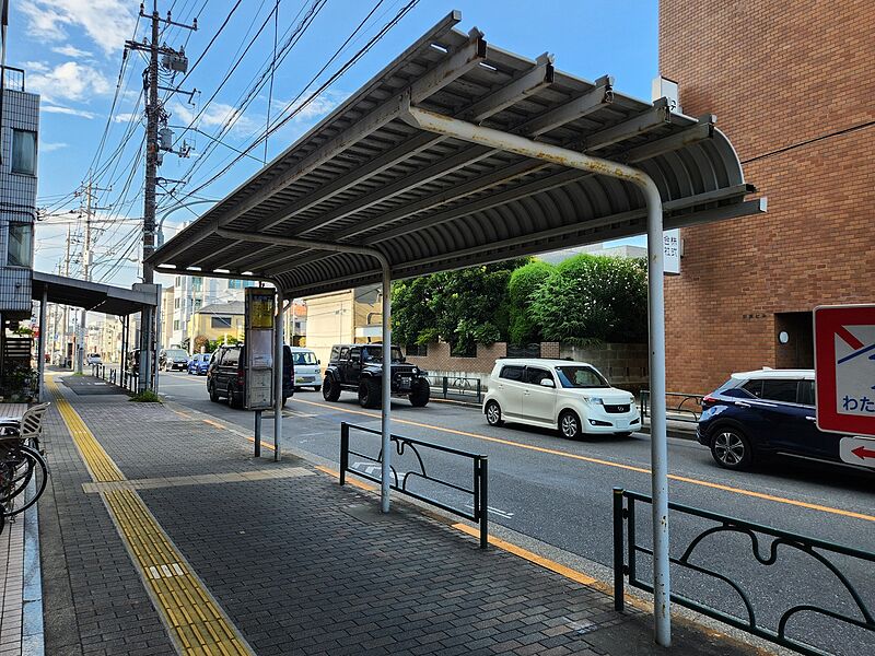 ファイル:本郷横丁バス停留所 3番のりば 全景.jpg