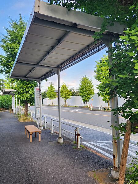 ファイル:西和泉バス停留所 2番のりば(小田急バス) 全景.jpg