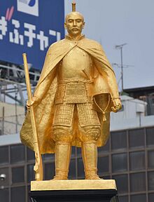 駅前広場に君臨する黄金の織田信長像