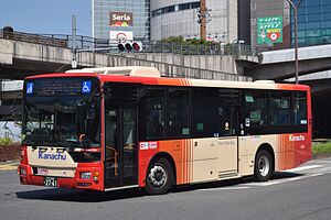 多摩センター駅付近を運行する神奈中バス（新塗装車）