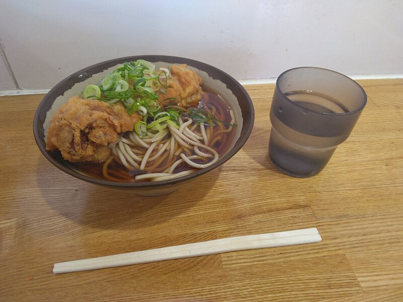 ファイル:弥生軒の唐揚げそば&水.jpg