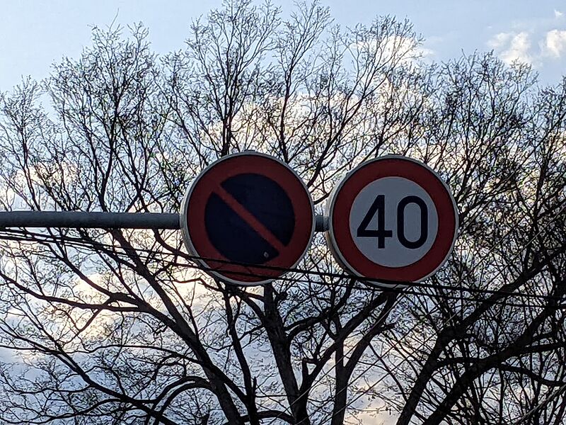 ファイル:40キロ制限標識+駐車禁止標識.jpg