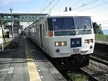 根府川停車中の185系