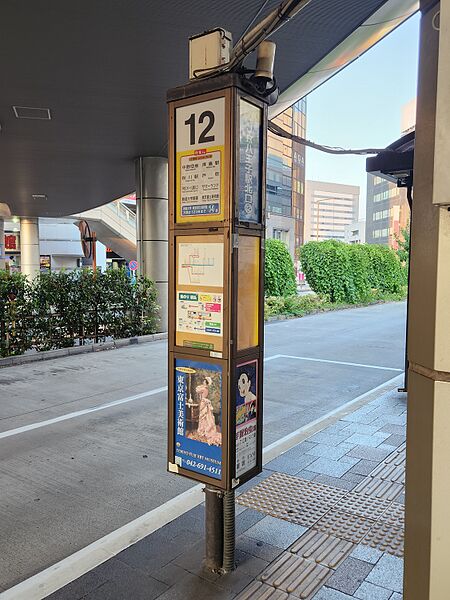 ファイル:八王子駅北口バス停留所 12番のりば.jpg