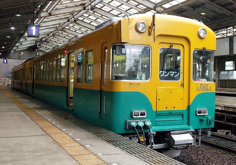 ファイル:地鉄10030系電車.jpg