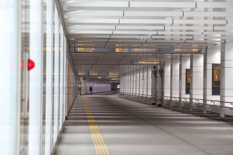 ファイル:都道新宿副都心4号街路地下通路 2016年更新工事後.jpg