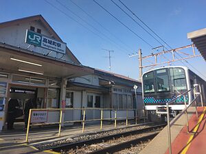駅舎とホームに停車中のE131系800番台。