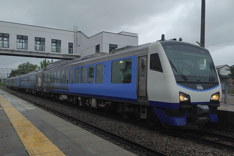 ファイル:リゾートしらかみ青池 in Shiokawa station.jpg