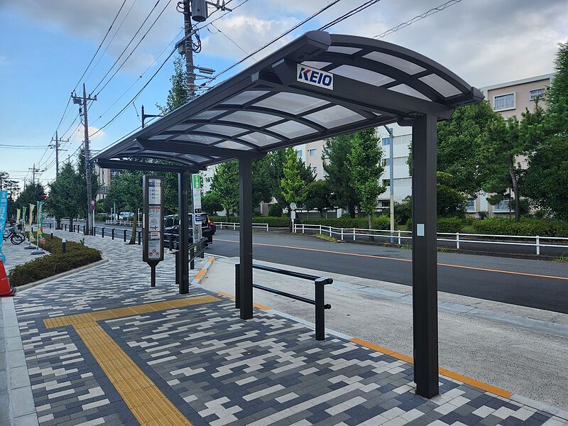 ファイル:多摩川住宅中央バス停留所 0番のりば 全景.jpg