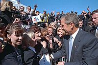 航空会社社員から歓迎を受けるブッシュ大統領