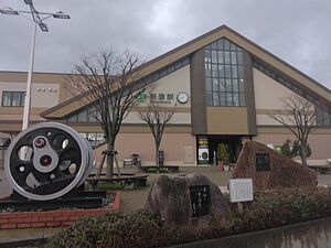 東口。D51形の動輪が展示されている。