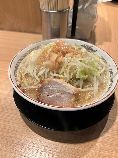 ファイル:ラーメン豚山 小ラーメン ニンニクヤサイアブラ 2025-05-19.jpg