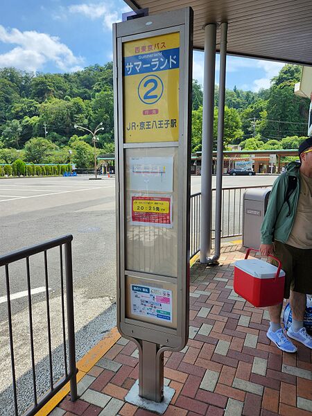 ファイル:サマーランドバス停留所 2番のりば.jpg
