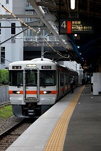 甲府駅停車中の313系