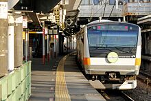 小作駅を発車する上り各駅停車