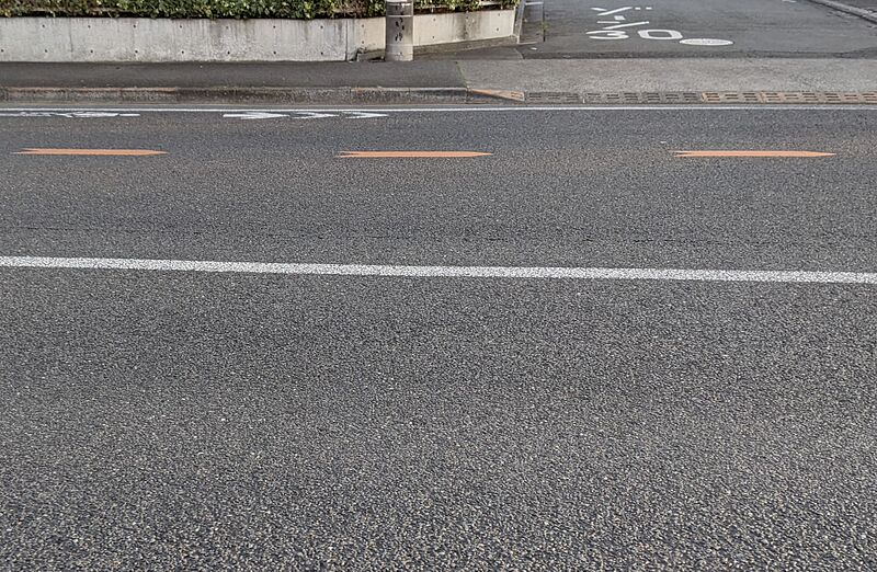 ファイル:矢羽根型路面表示 (オレンジ).jpg