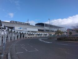 南側より撮影した駅外観。