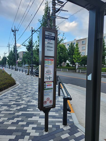 ファイル:多摩川住宅中央バス停留所 0番のりば.jpg