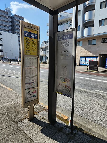 ファイル:本郷横丁バス停留所 1番のりば.jpg