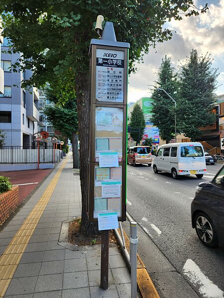ファイル:第一小学校バス停留所 1番のりば.jpg