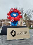 大阪万博東ゲート付近のミャクミャク像