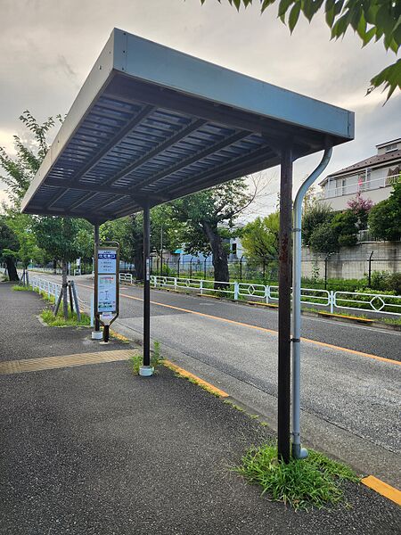 ファイル:住宅東口バス停留所 (東京都) 1番のりば.jpg