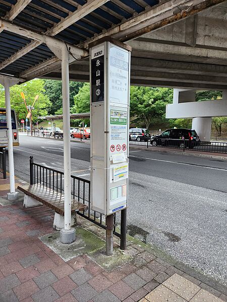 ファイル:永山駅バス停留所 3番のりば.jpg