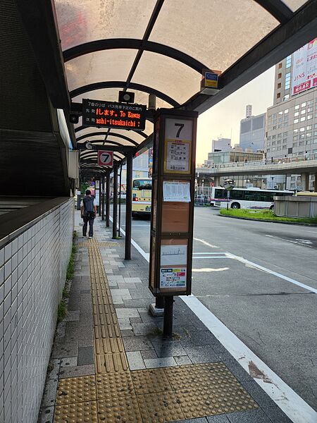 ファイル:八王子駅北口バス停留所 7番のりば.jpg