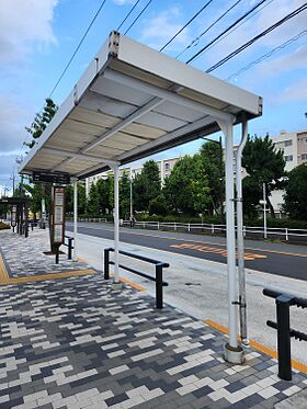 多摩川住宅中央バス停留所 2番のりば 全景.jpg