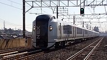 駅の脇をかすめる特急列車