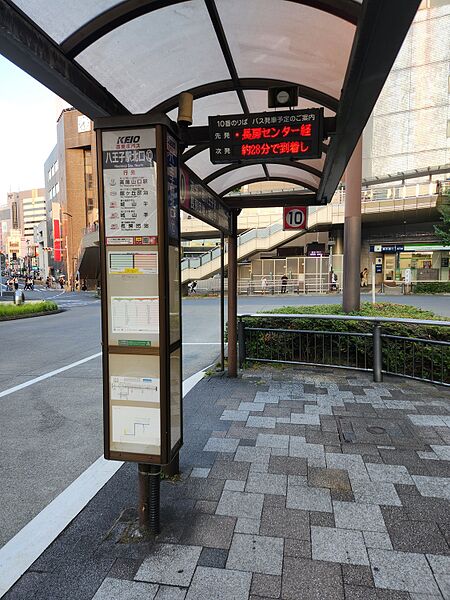 ファイル:八王子駅北口バス停留所 10番のりば.jpg